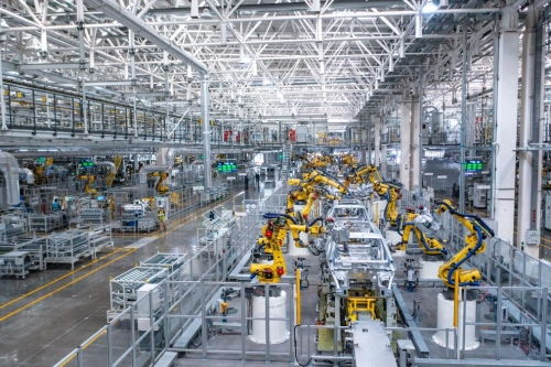 山城重慶見證“中國速度” 超級(jí)工廠30秒下線一臺(tái)車，水草打撈船守護(hù)碧水清波